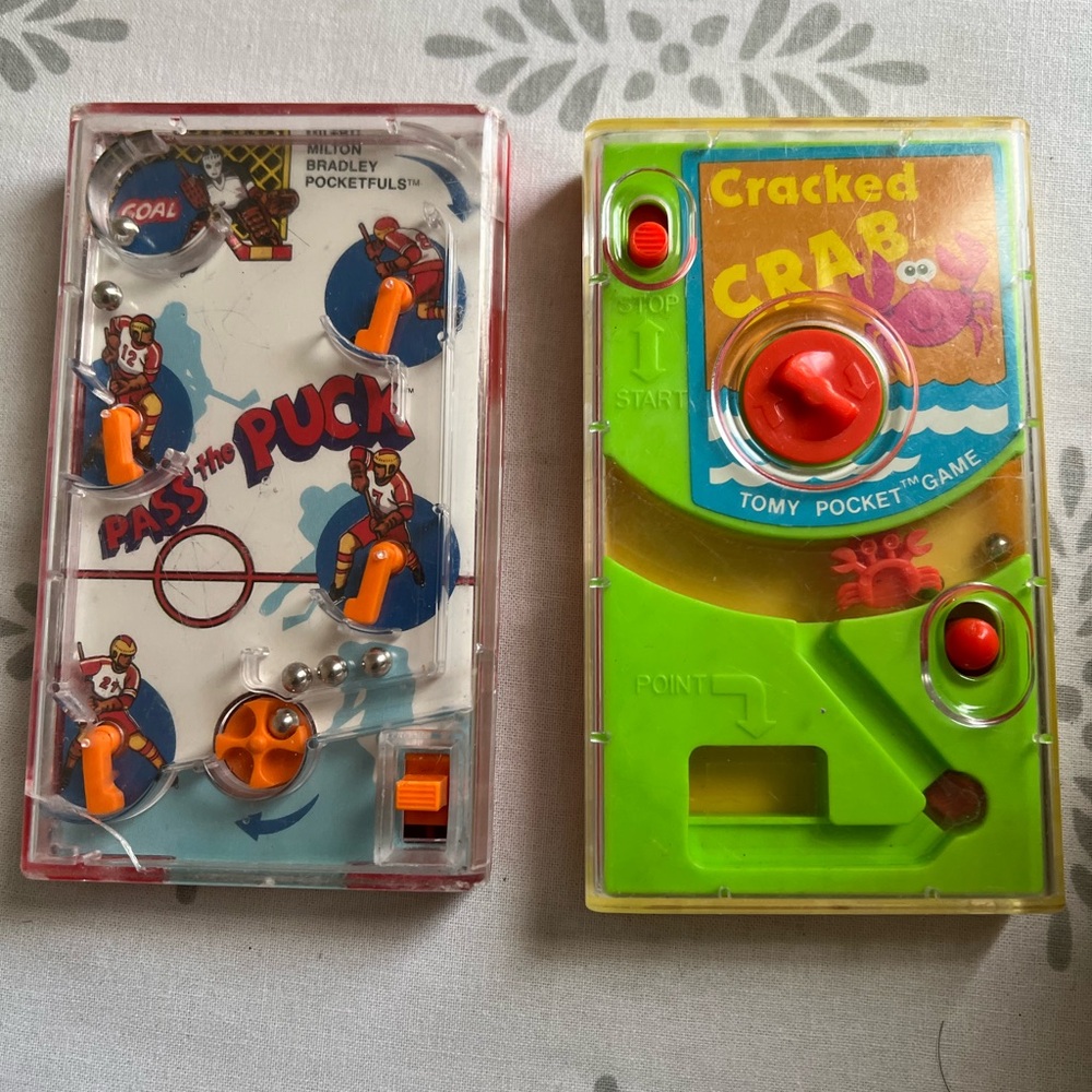 Set of 2 Vintage 1978 Tomy Crab / Pass The puck Handheld Pocket Games